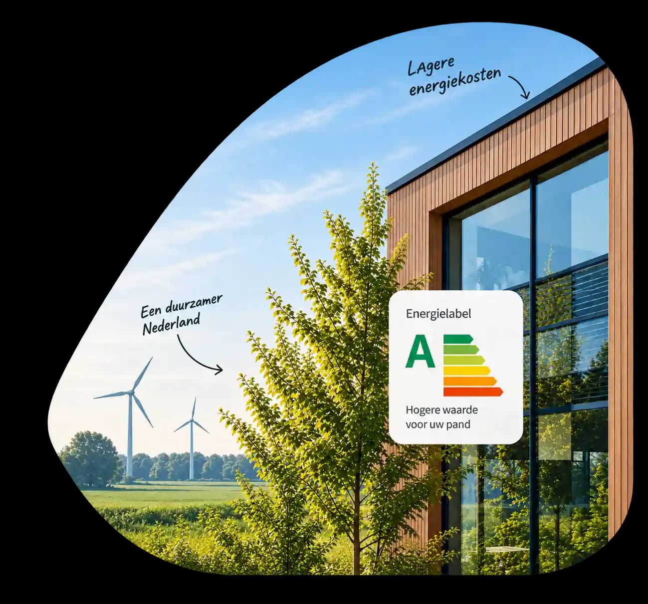 Houten bedrijfspand met grote ramen en een energielabel A, met windmolens op de achtergrond